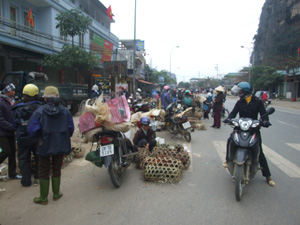 Tình trạng lấn đường họp chợ diễn ra phổ biến ở các chợ nông thôn huyện Tân Lạc (ảnh tại chợ thị trấn Mường Khến).